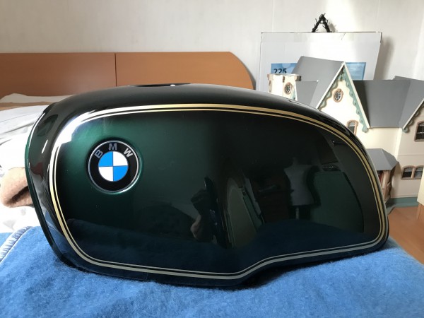 Tank gespoten in British racing green II metallic met overgang naar zwart aan de randen en bovenkant tank