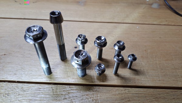 Collectie gebruikte titanium boutjes