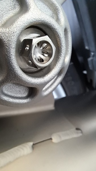 Titanium boutje voor de uitlaat montage