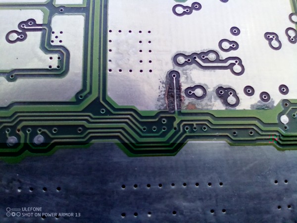 Inmiddels canbus computer geopend en er heeft vocht in gezeten. Inmiddels print plaat wat schoongemaakt dan eerst testen of er nog leven in zit.