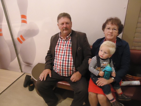 Oma en opa met Geerten.jpg