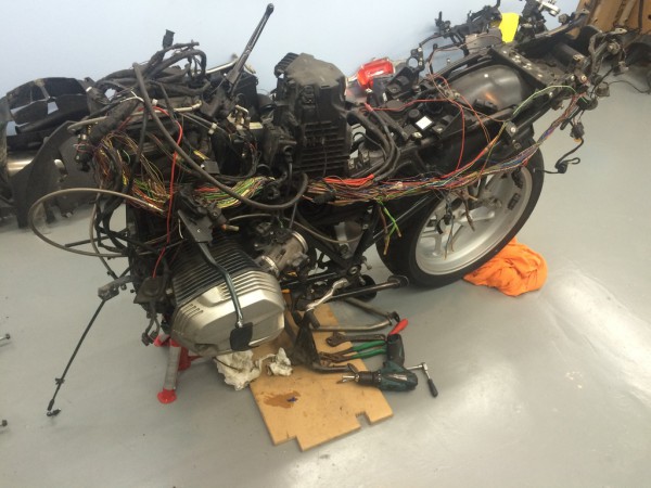 De RT zonder voorvork; Er blijft bijna alleen nog een motorblok met bak, cardan, luchtfilter en subframe over...