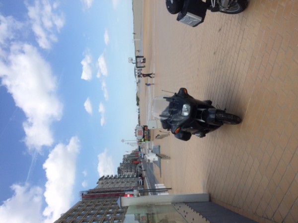 start aan zee in nieuwpoort (typisch Belgische badplaats met veel hoogbouw)