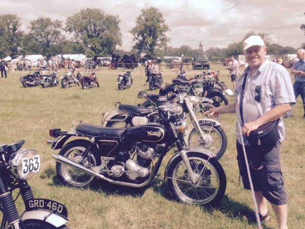 Gezien vandaag in Engeland tijdens een Vintage Steam Rally...Norton Commando 850 uit 1975